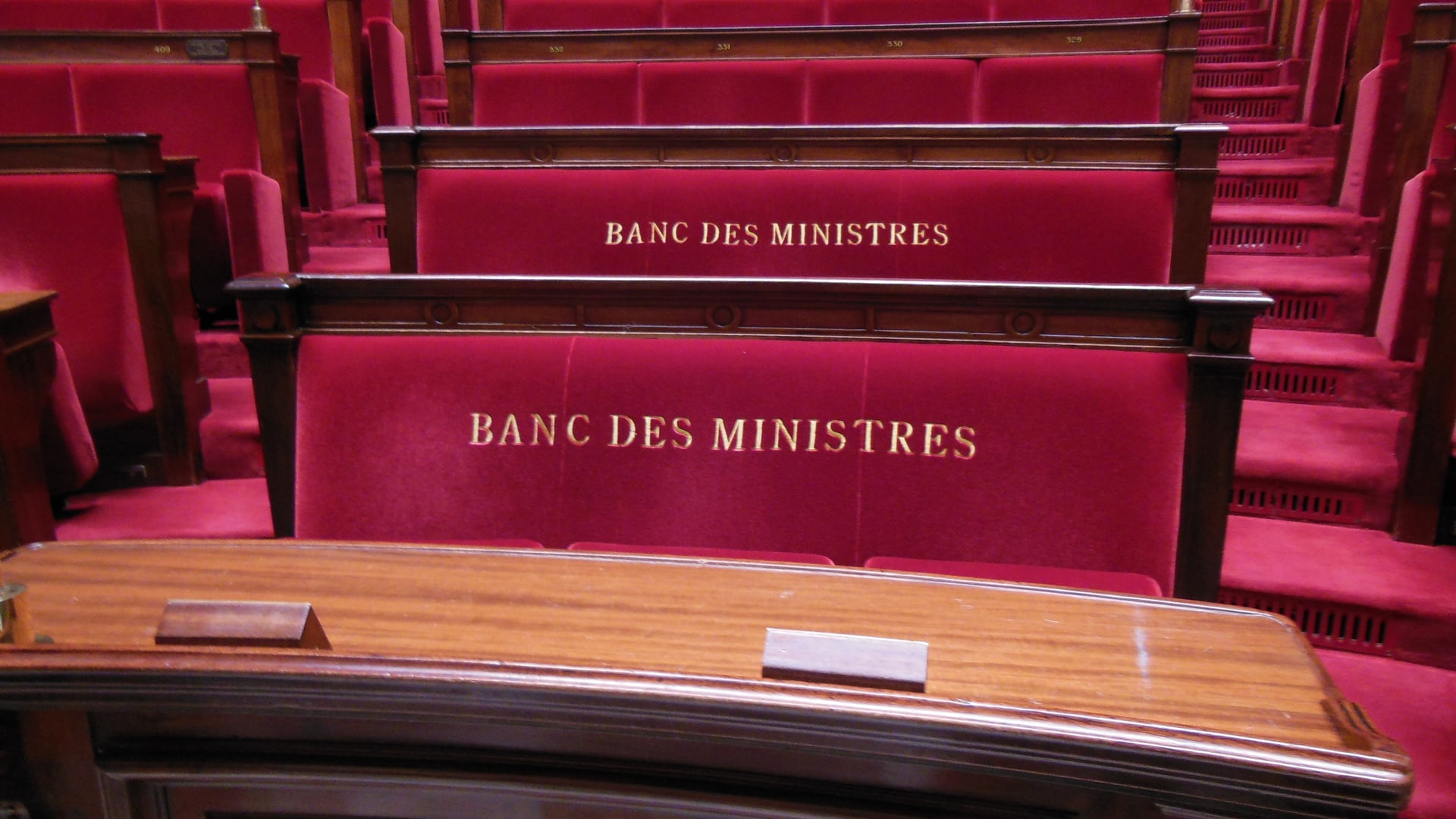 Bancs rouges des ministres dans l’hémicycle du Palais Bourbon.